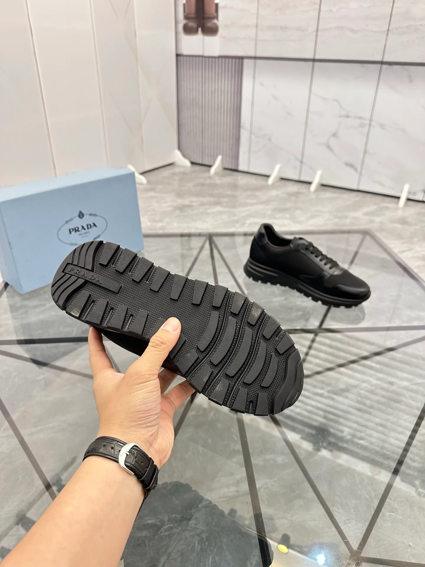 Men's shoes: 💰P440¥ Product trademark: Prada *"Prada*" low-top casual shoes Regular size: 38-44 (can be customized to 45.46) Product materials: imported cowhide upper, sheepskin lining, original outsole. Number: 835